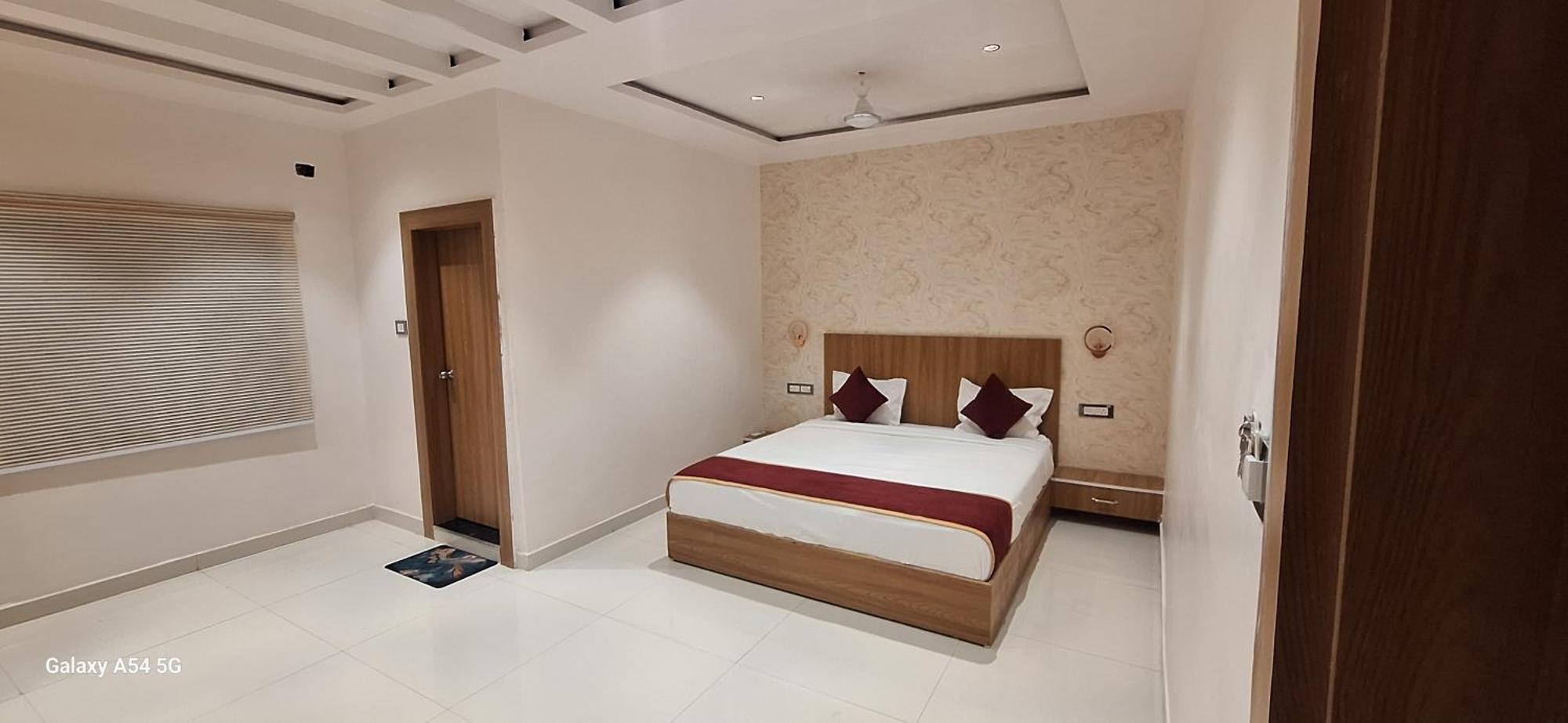 The Golden Palm Khajuraho Hotel Exterior photo