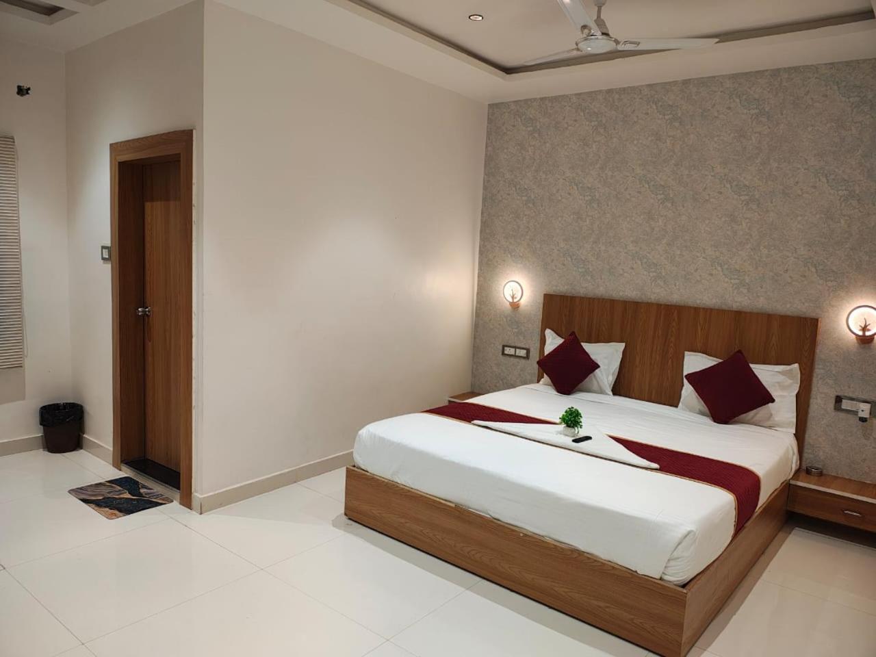 The Golden Palm Khajuraho Hotel Exterior photo