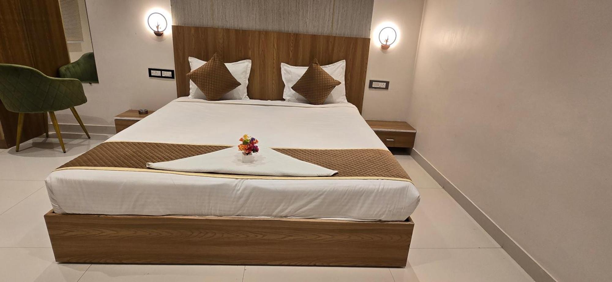The Golden Palm Khajuraho Hotel Exterior photo