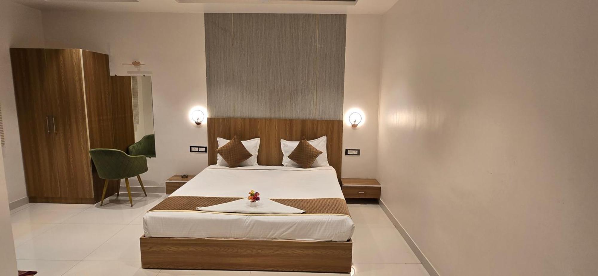 The Golden Palm Khajuraho Hotel Exterior photo